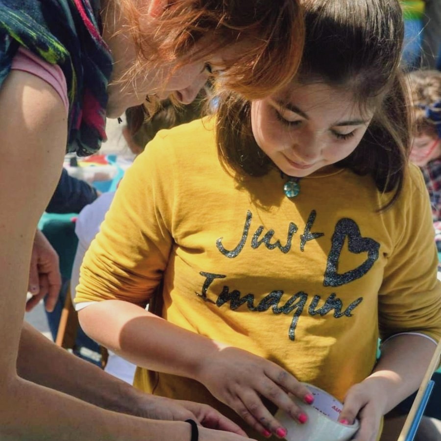 Niñas creando manualidades juntas en un taller de creatividad infantil