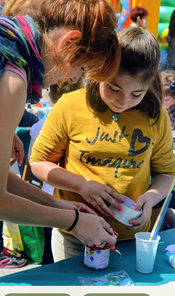 Taller creativo con niños y niñas manipulando materiales